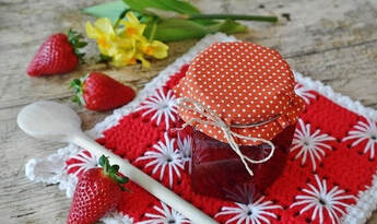 Low-sugar strawberry jam recipe